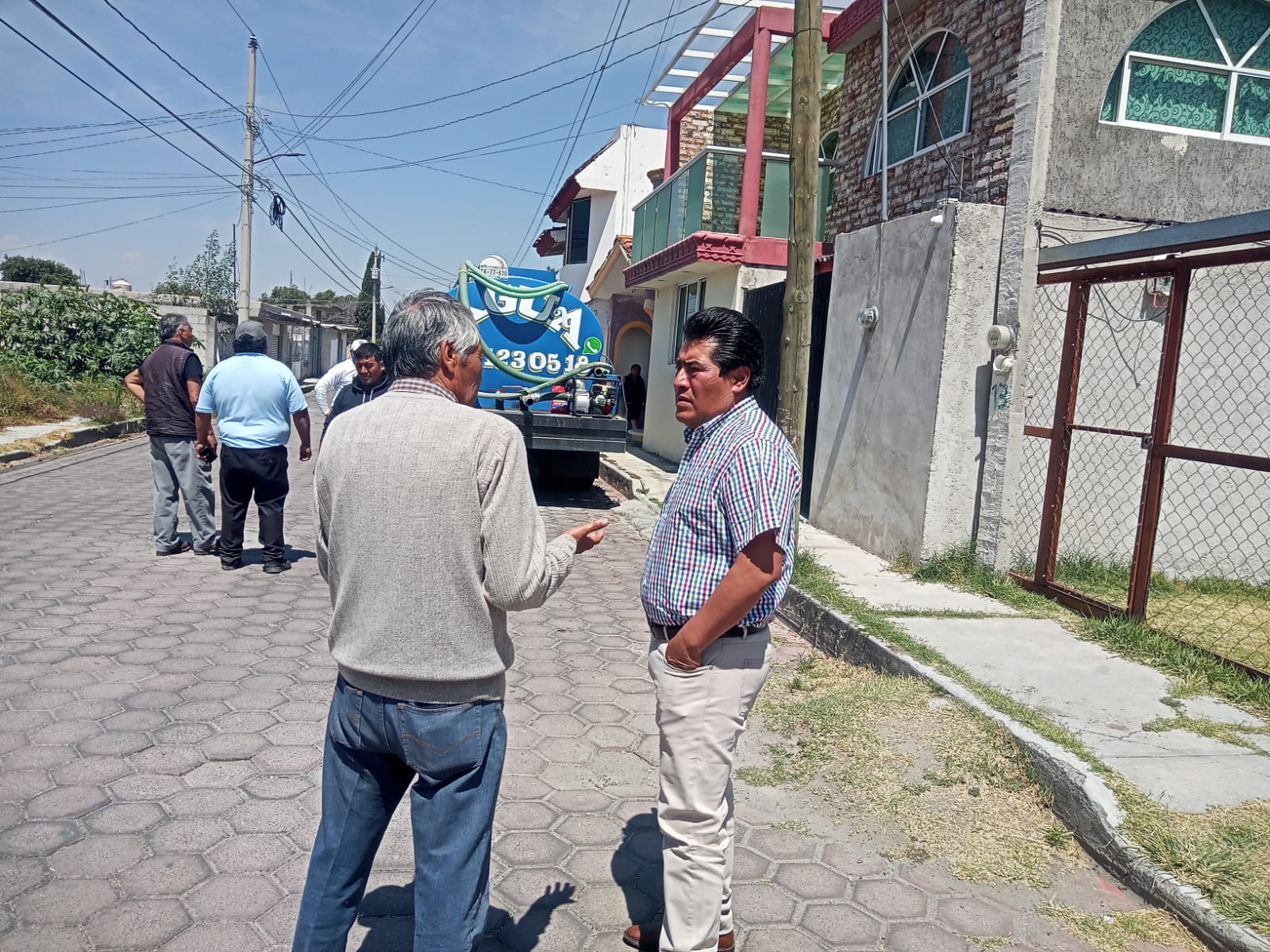 Lleva pipas de agua alcalde de Zacatelco a comunidades